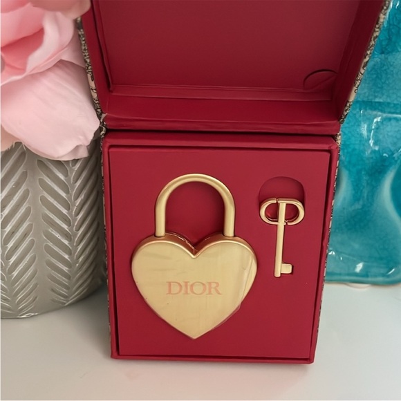 Dior Beauty Heart Limited Edition Gold tone Padlock Cadena & Key - New in Box - Picture 2 of 8